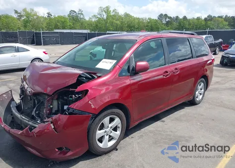 2015 Toyota Sienna Le z USA, uszkodzony, nr VIN 5TDKK3DC7FS685452